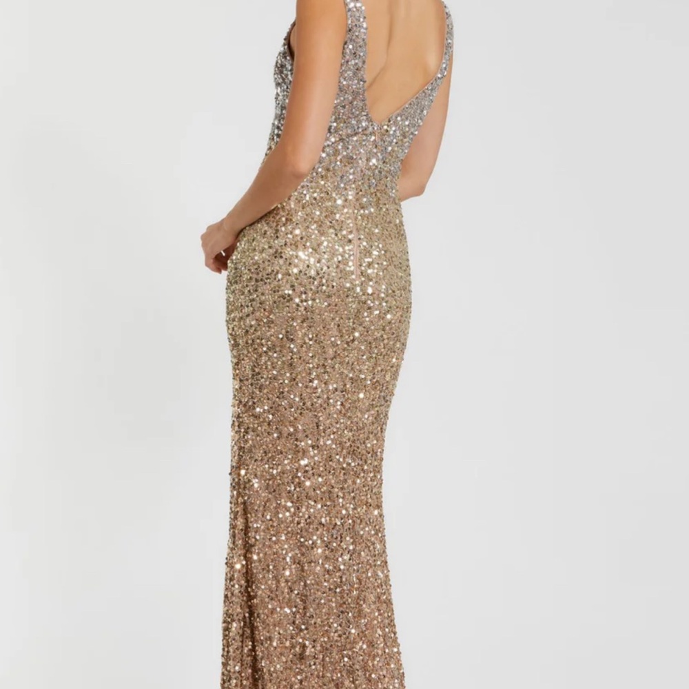 🚨SOLD 🚨MAC DUGGAL- Gold Sequined Sleeveless V Neck Side Slit Gown - Size 10 - Picture 3 of 5